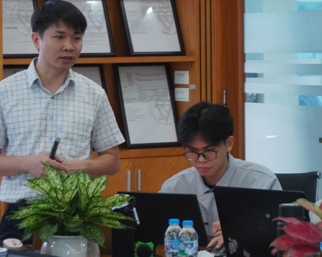 <img src="Khang-Tro-ly-VJIP.jpg" alt="Phan Tất Khang cùng Chuyên gia VJIP trong buổi đào tạo">